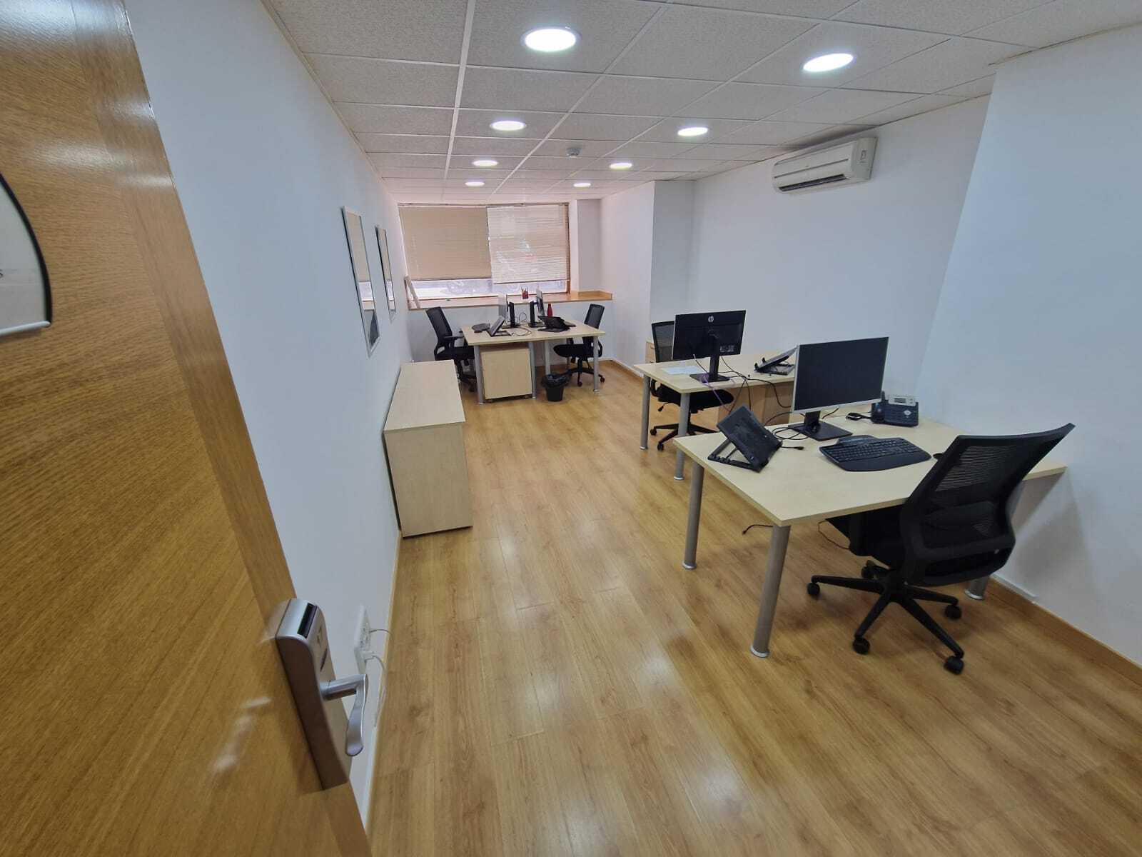 alquiler por horas de oficinas puestos de trabajo y salas de reuniones en madrid o sevilla